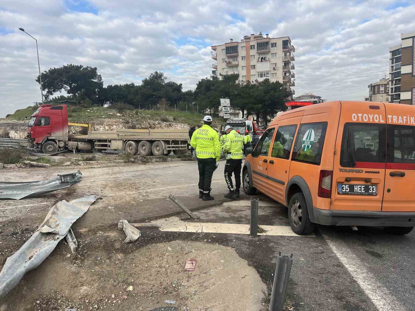 İzmir’de tır bariyerleri aşıp karşı şeride geçti 5 izmirde tir bariyerleri asip karsi seride gecti 1 Jjb8pEXN