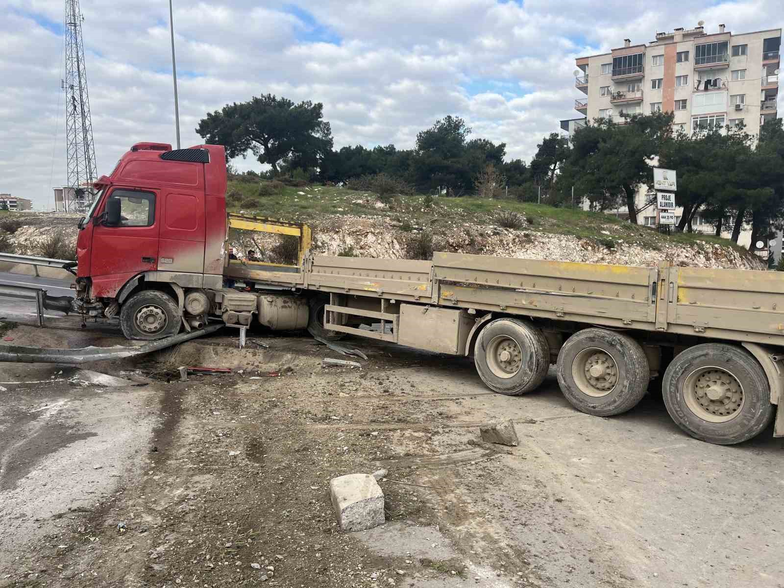 İzmir’de tır bariyerleri aşıp karşı şeride geçti 6 izmirde tir bariyerleri asip karsi seride gecti 2 IHckIvXy