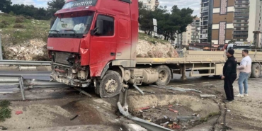 izmirde-tir-bariyerleri-asip-karsi-seride-gecti-2GKvC2gq.jpg