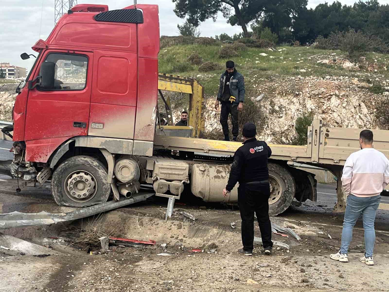 İzmir’de tır bariyerleri aşıp karşı şeride geçti 8 izmirde tir bariyerleri asip karsi seride gecti 4 faqaNJkp