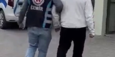 izmirde-trafikte-aracin-onunu-kesen-surucuye-agir-ceza-AEMdPJbM.jpg