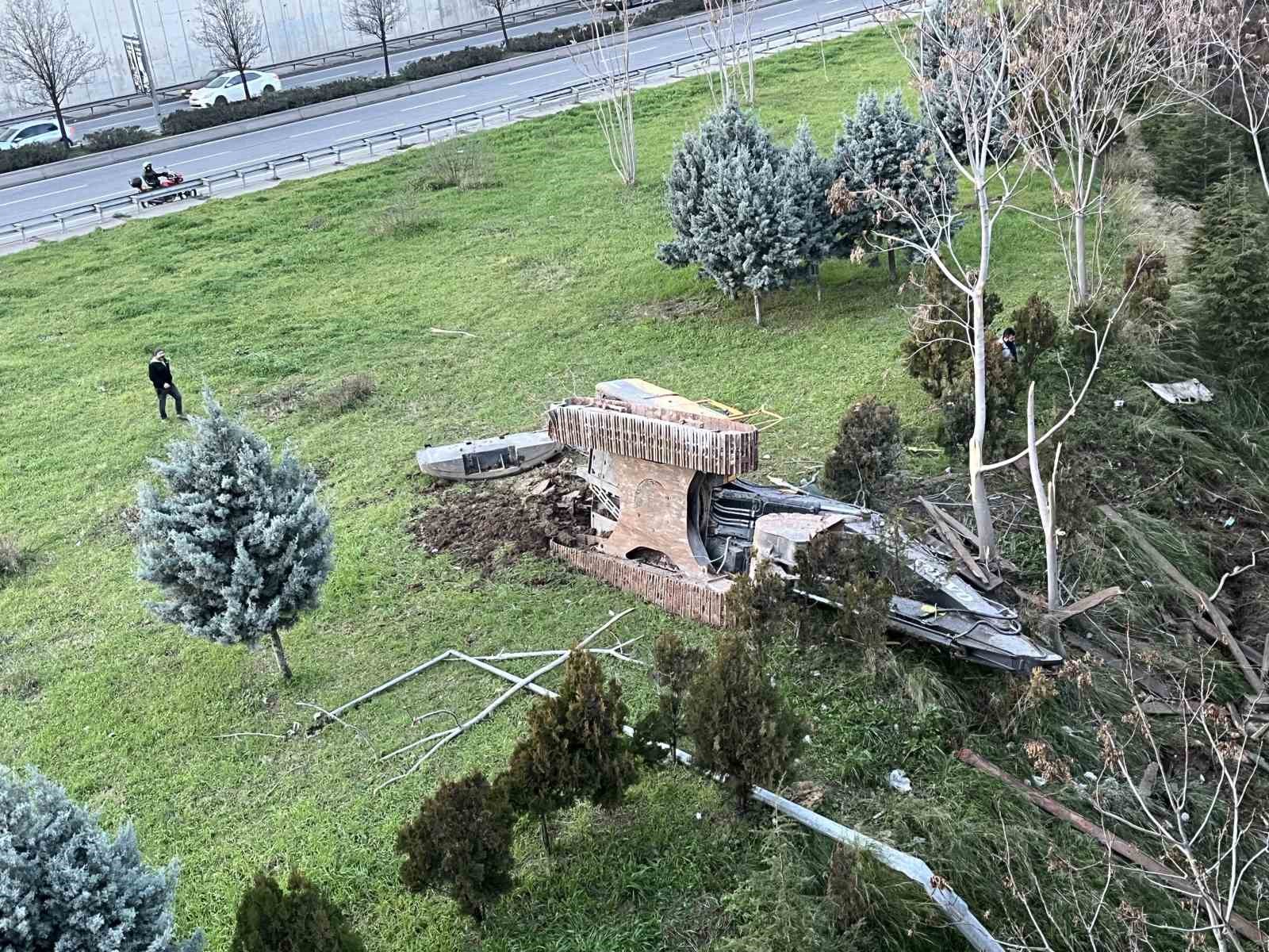 izmirde ucan yolda feci kaza 1i agir 3 yarali 2 89DDtKlV