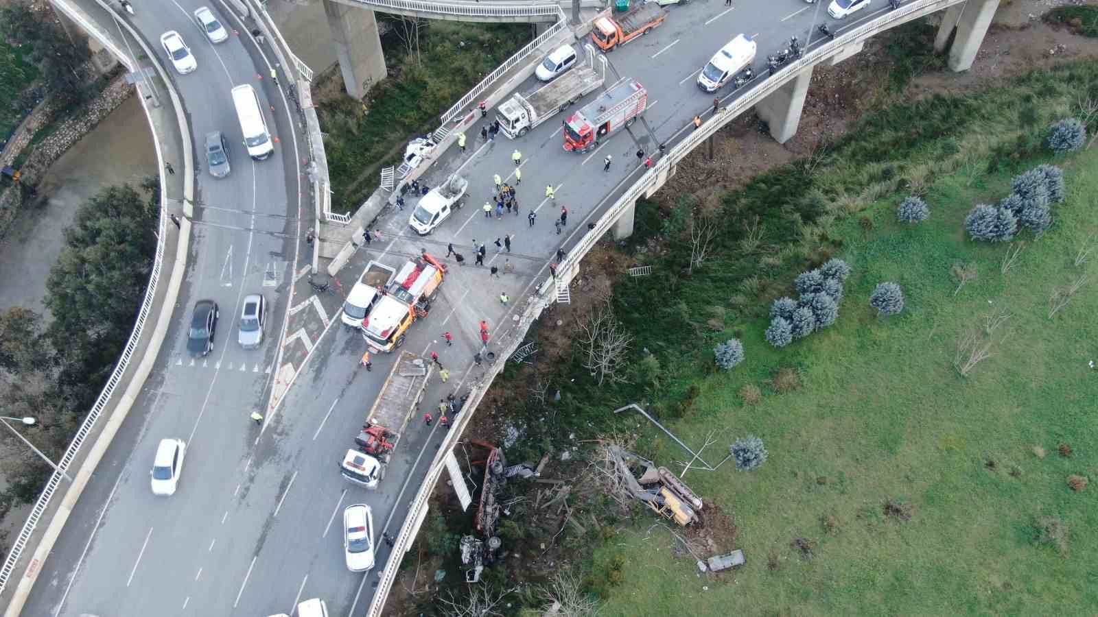 izmirde ucan yolda feci kaza 1i agir 3 yarali 7 736vZvr2