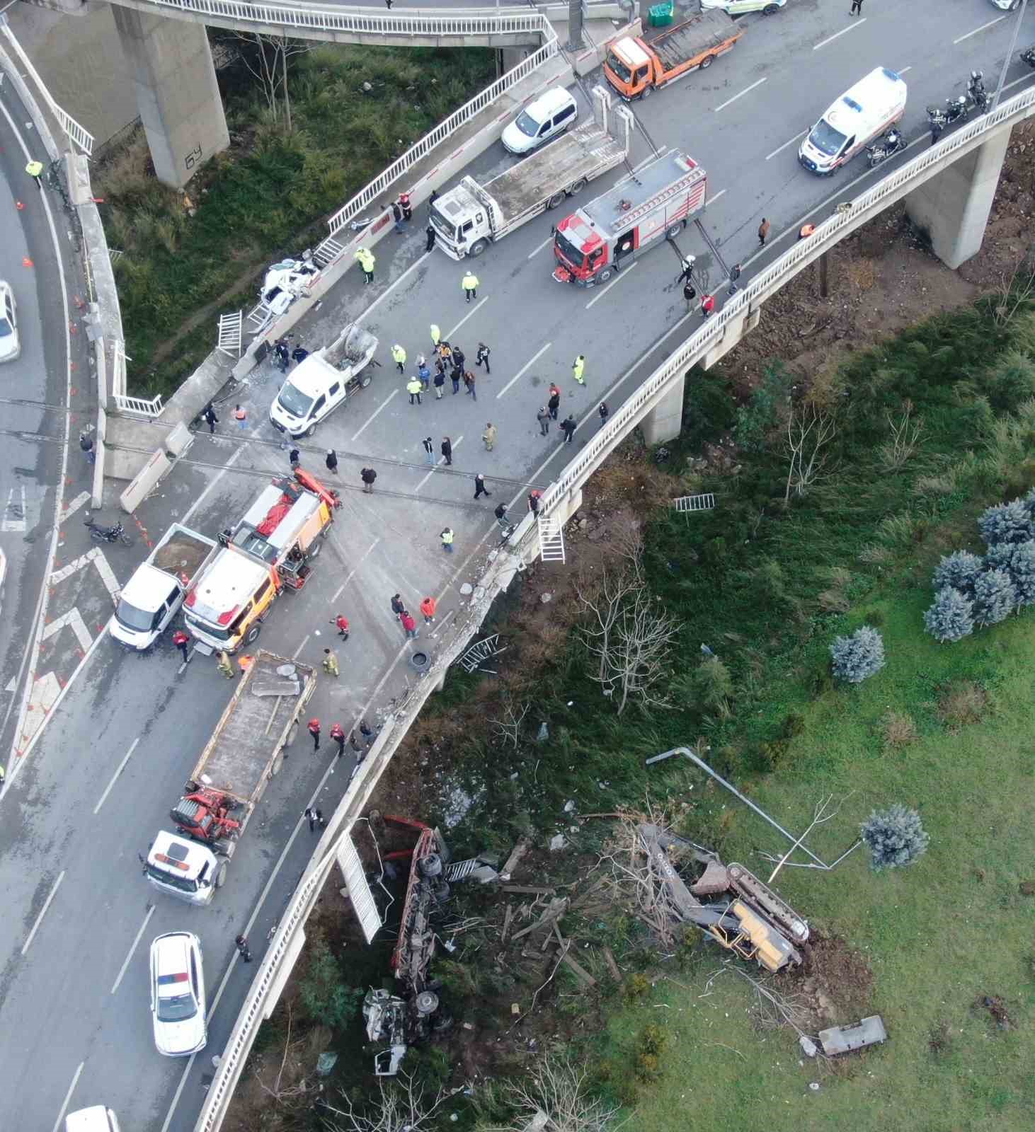izmirde ucan yolda feci kaza 1i agir 3 yarali 8 TTM4KzW7