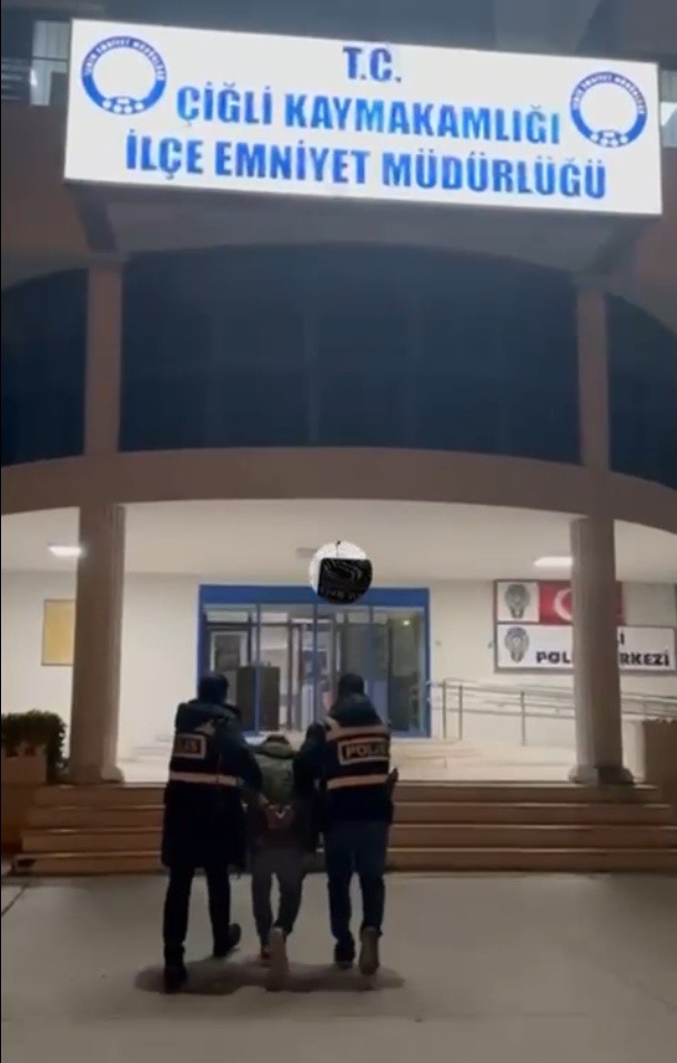 izmirde uyusturucu operasyonu 17 bin 280 sentetik ecza hapi ele gecirildi 0
