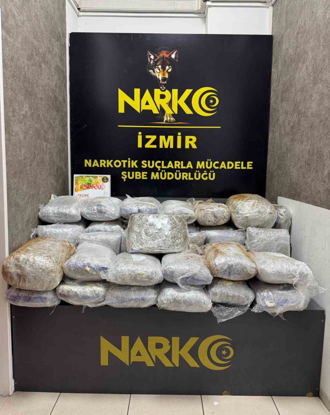 İzmir’de uyuşturucu operasyonu: 65 kilo skunk ele geçirildi 4 izmirde uyusturucu operasyonu 65 kilo skunk ele gecirildi 0 23wIrUV5