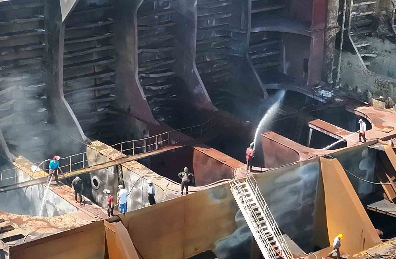 izmirde yakit tankerinde korkutan yangin 3 YUgbHmYu