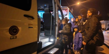 izmirde-yari-batik-halde-bulunan-gocmen-botunda-1-cocuk-hayatini-kaybetti-43-kisi-kurtarildi-9ZnvWqXn.jpg