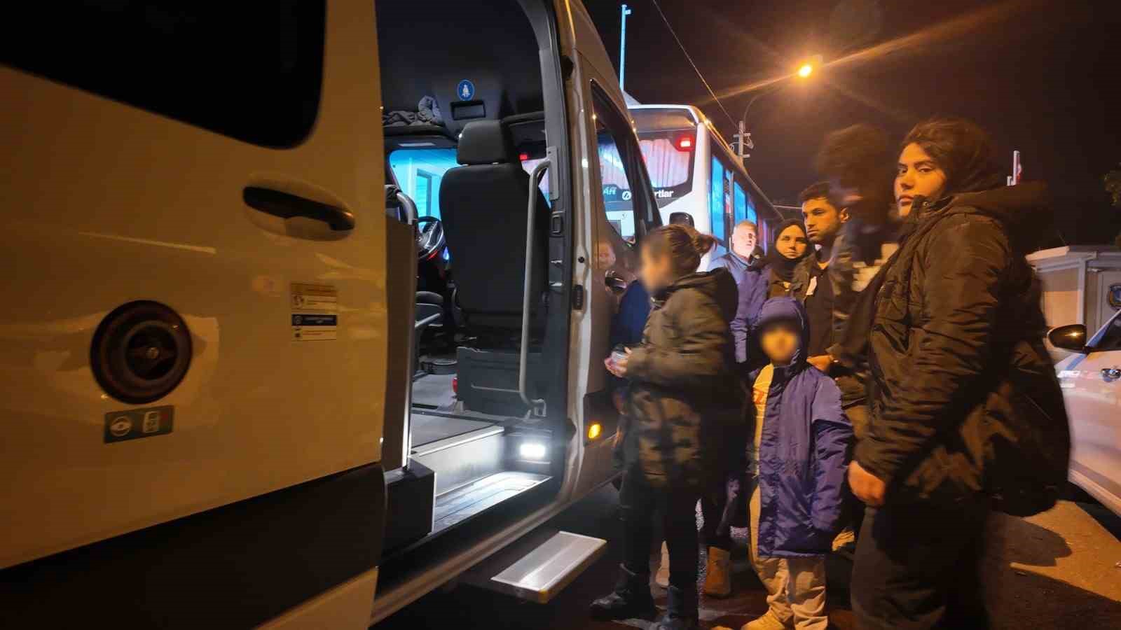 İzmir’de yarı batık halde bulunan göçmen botunda 1 çocuk hayatını kaybetti, 43 kişi kurtarıldı 4 izmirde yari batik halde bulunan gocmen botunda 1 cocuk hayatini kaybetti 43 kisi kurtarildi EOyFE6UL