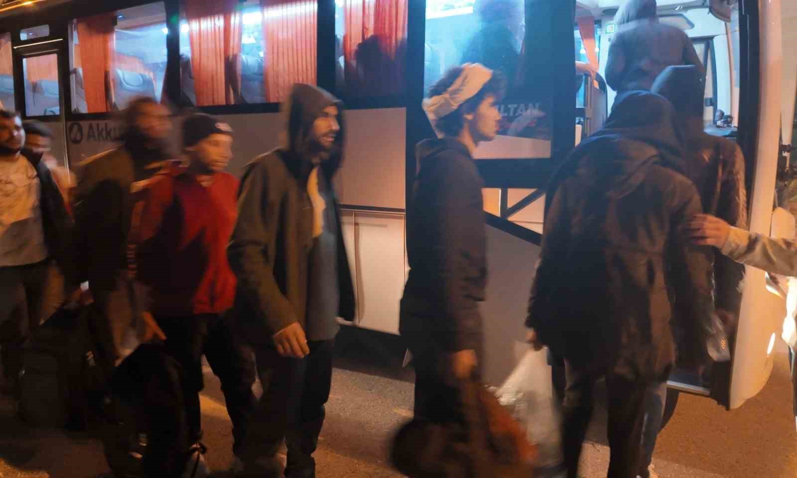İzmir’de yarı batık halde bulunan göçmen botunda 1 çocuk hayatını kaybetti, 43 kişi kurtarıldı 5 izmirde yari batik halde bulunan gocmen botunda 1 cocuk hayatini kaybetti 43 kisi kurtarildi GuTmI987