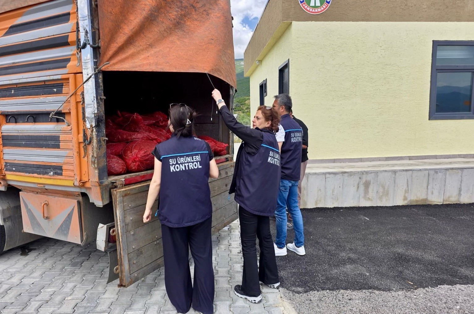izmirde yasa disi su urunleri avcilarina agir darbe 7 ton kacak midye ele gecirildi RnT1H1gE