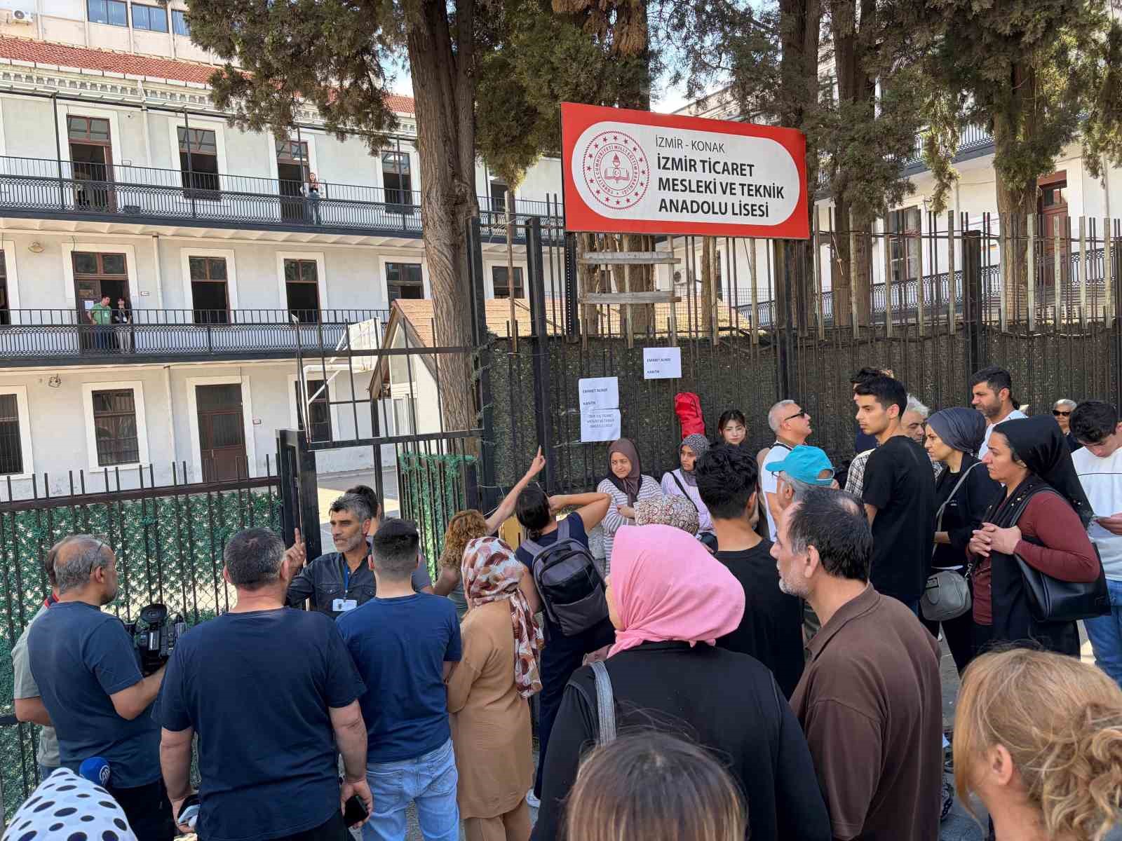 izmirde yks heyecani dis kapi demirlerinden atlayip sinava girmeye calistilar 2