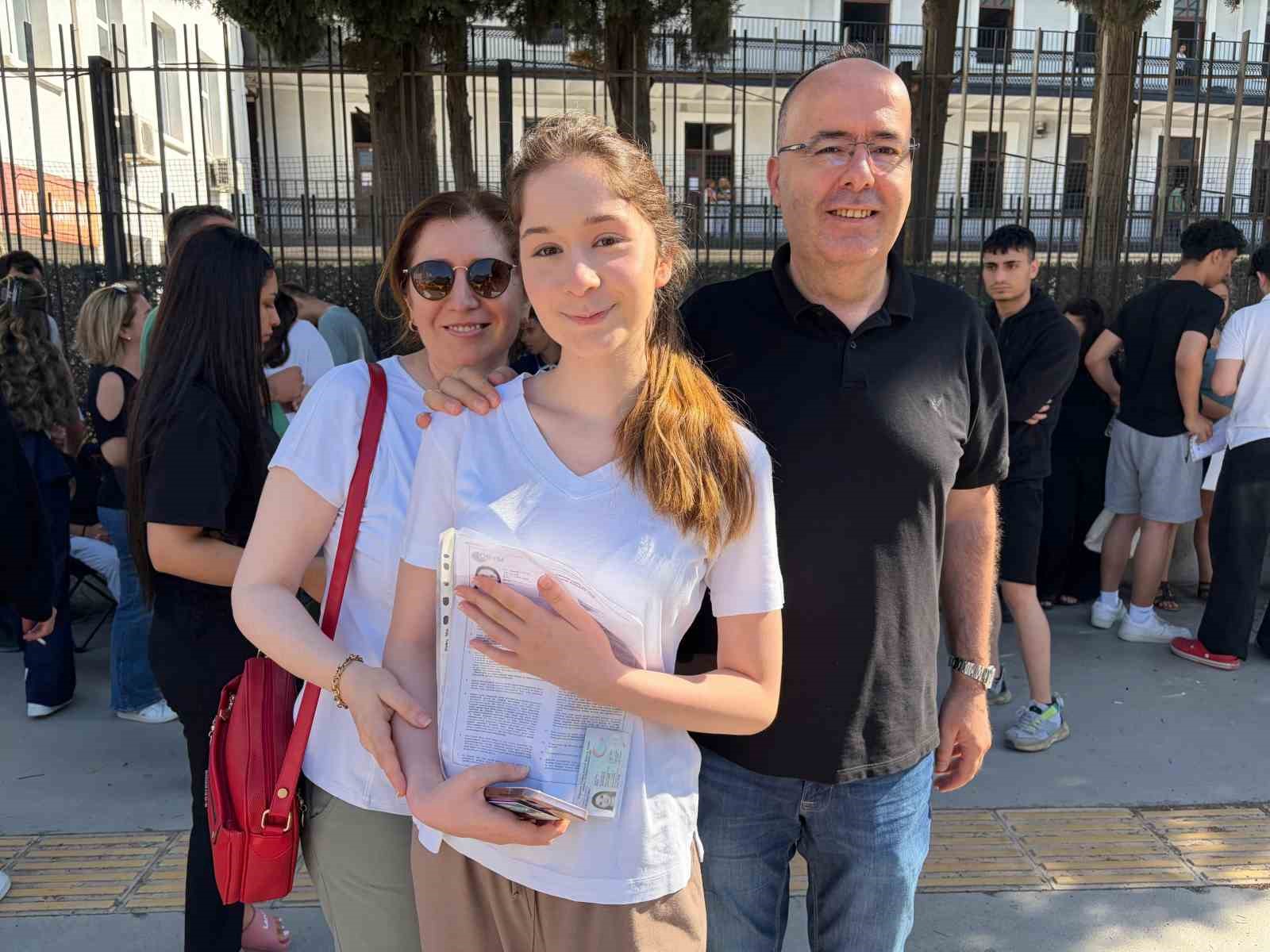 izmirde yks heyecani dis kapi demirlerinden atlayip sinava girmeye calistilar 3