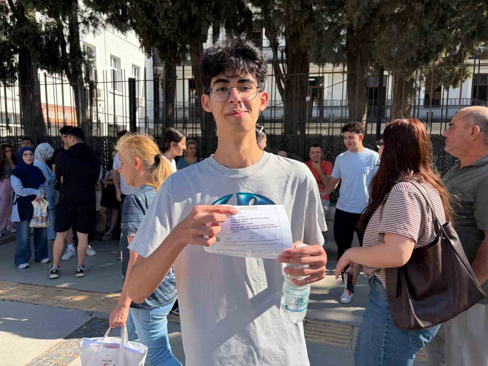 izmirde yks heyecani dis kapi demirlerinden atlayip sinava girmeye calistilar 4 AFWcvUzr