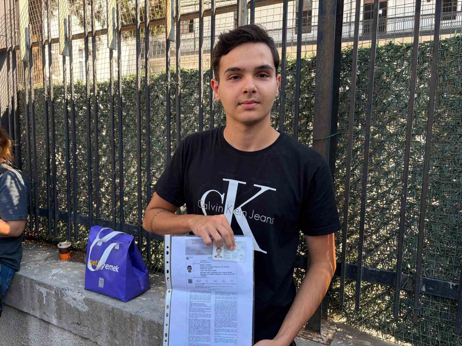 izmirde yks heyecani dis kapi demirlerinden atlayip sinava girmeye calistilar 5