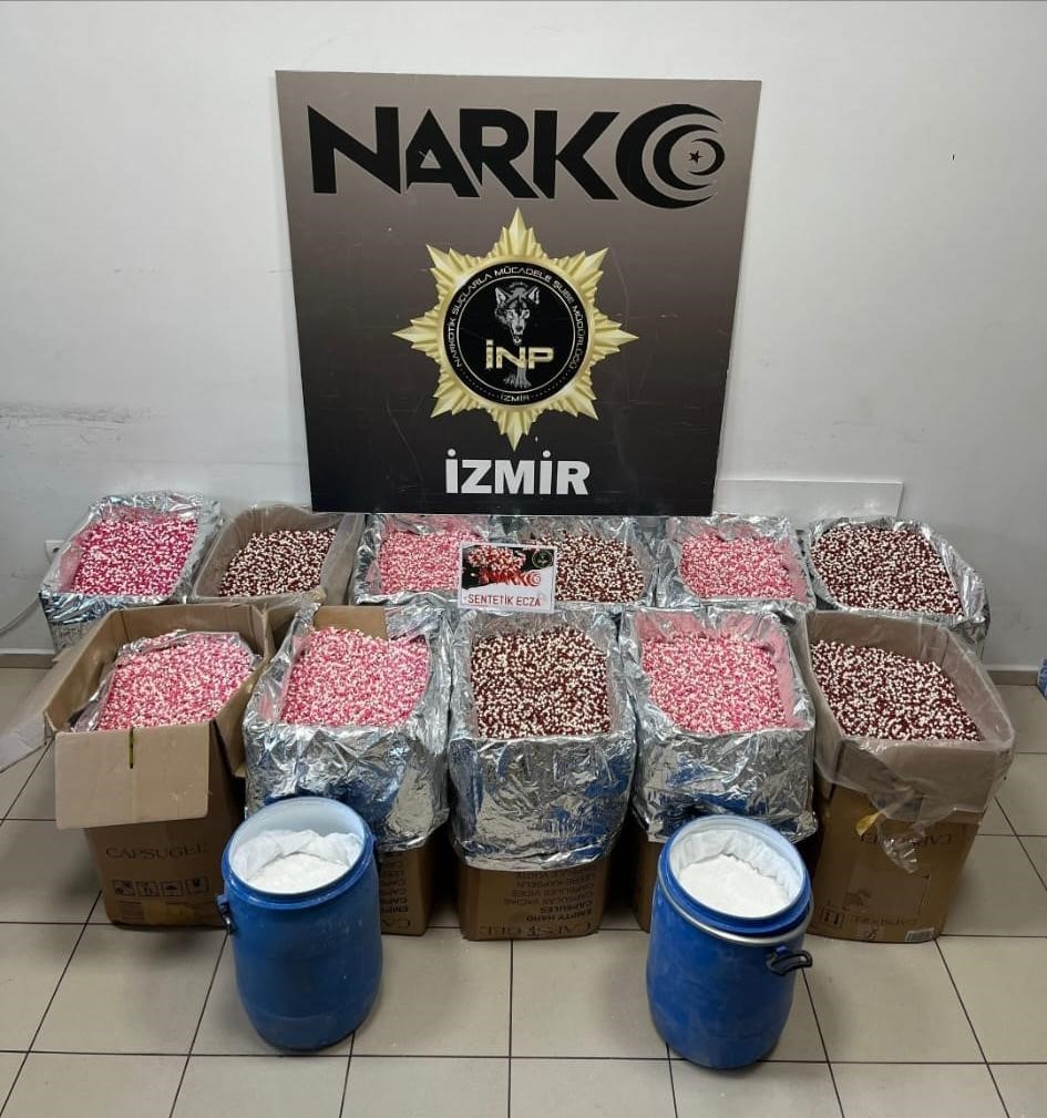 izmirde zehir tacirlerine dev darbe 11 milyondan fazla uyusturucu hap ele gecirildi 1 uv5PmaCI
