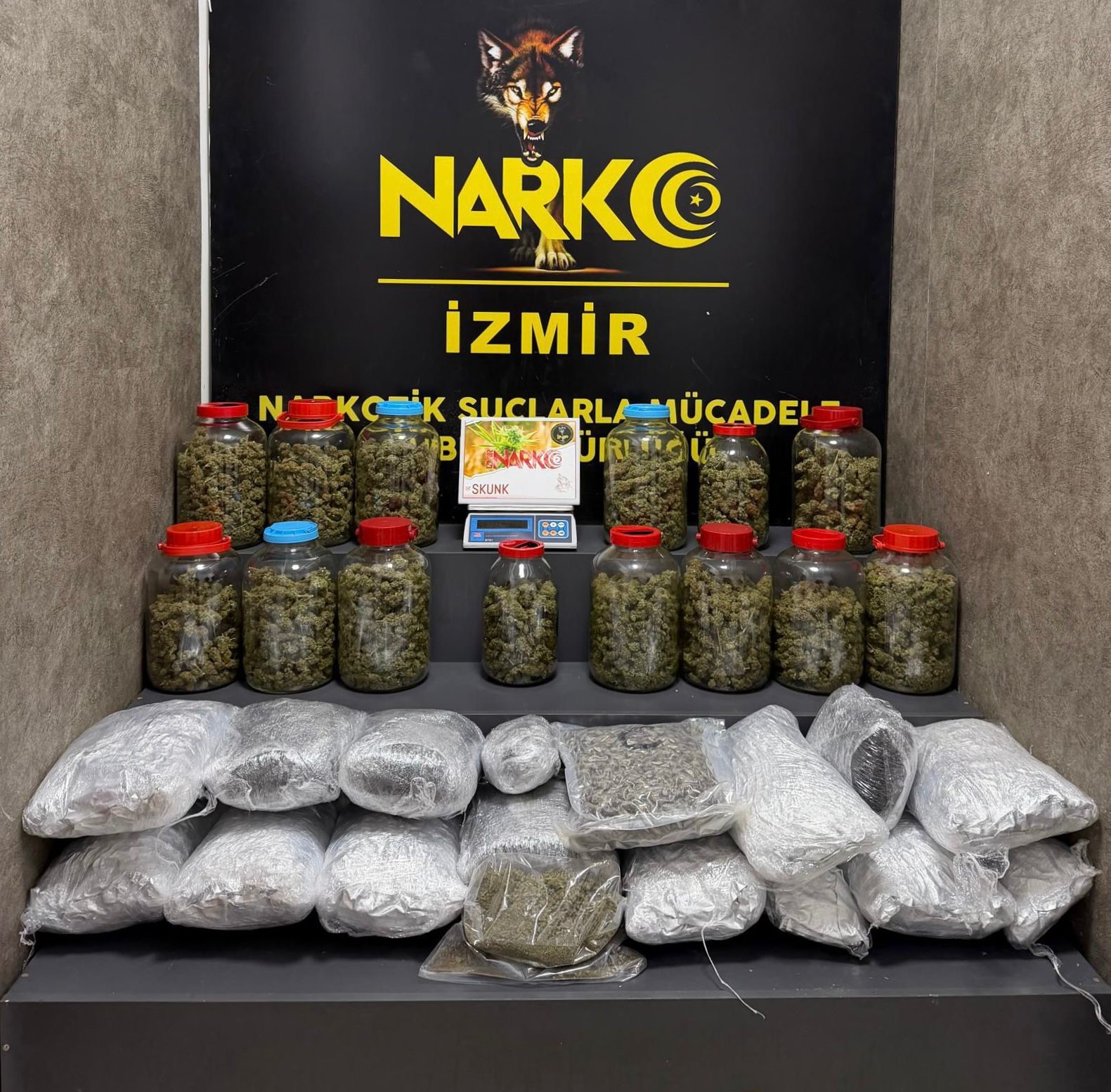 izmirde zehir tacirlerine operasyon 4 supheli tutuklandi 0 aUFdn1IY