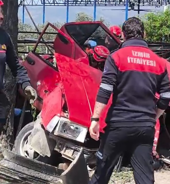 izmirde zincirleme kaza 1 olu 3 yarali 1 3rduVitr