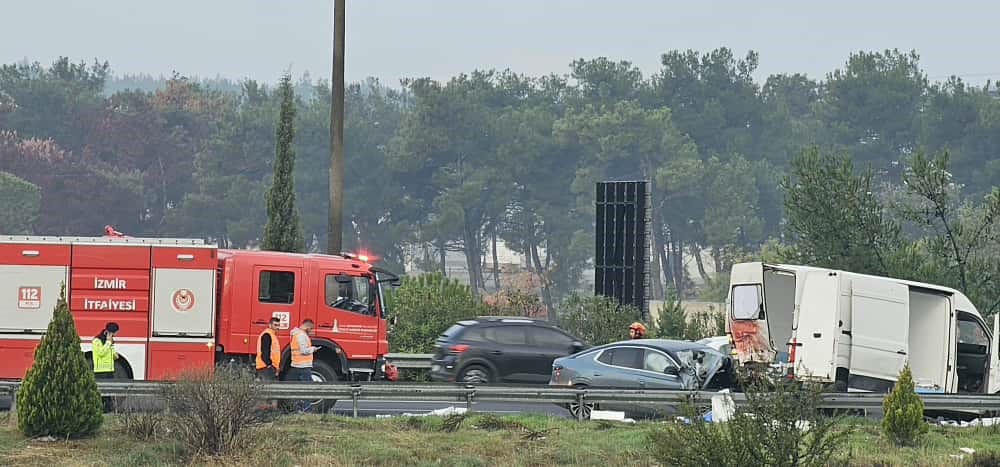 izmirde zincirleme trafik kazasi 1 olu 3 yarali 2 RC8UIeYG