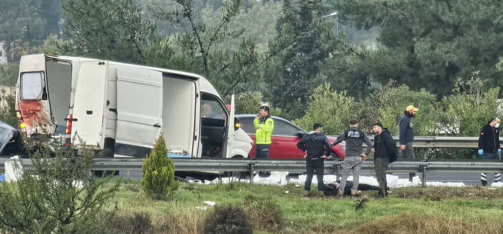 izmirde zincirleme trafik kazasi 1 olu 3 yarali 3 pyW6wLN2
