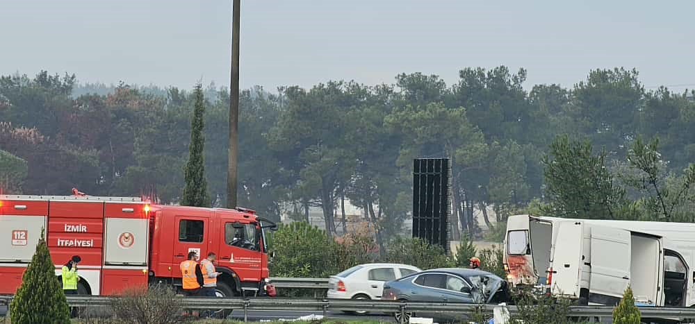 izmirde zincirleme trafik kazasi 1 olu 3 yarali 4 IBwk5K6B