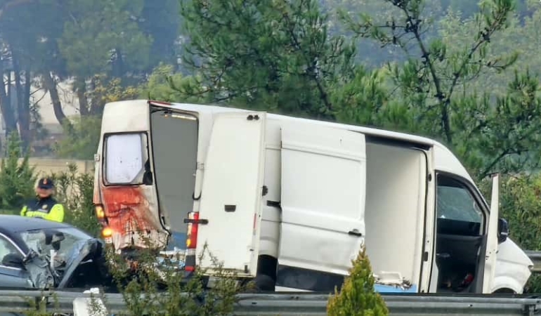 izmirde-zincirleme-trafik-kazasi-1-olu-3-yarali-qVQCTxmZ.jpg