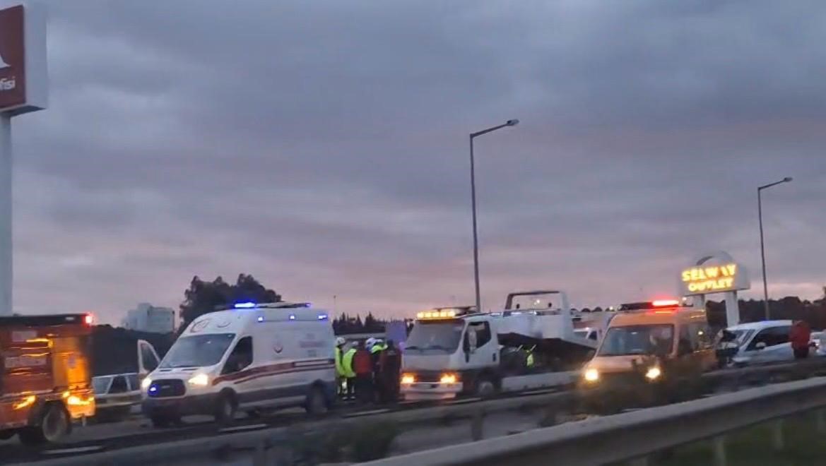 izmirde zincirleme trafik kazasi 7 yarali 0