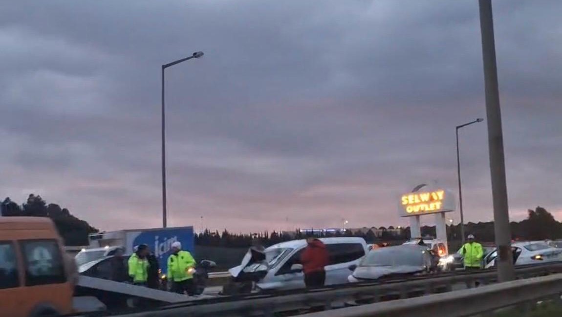 izmirde zincirleme trafik kazasi 7 yarali 1 KpH6XQIF