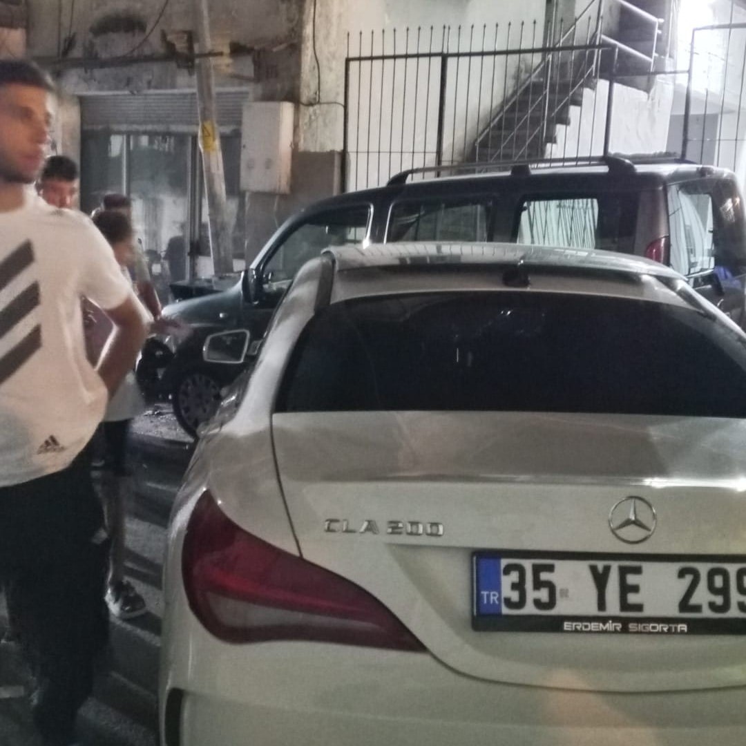 İzmir’deki cinayetin güvenlik kamerası görüntüleri ortaya çıktı 5 izmirdeki cinayetin guvenlik kamerasi goruntuleri ortaya cikti 1 rpE2F4c5