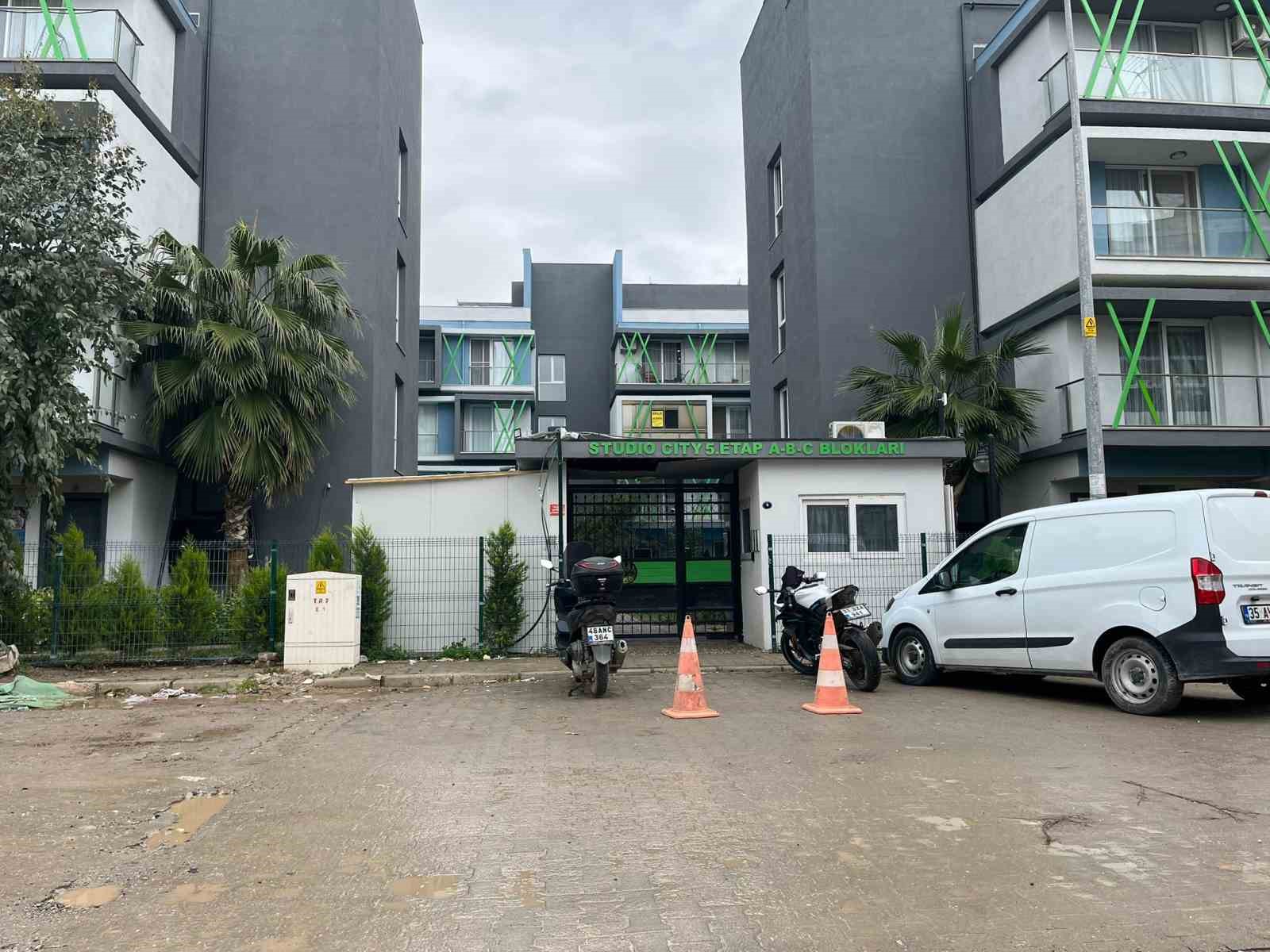 İzmir’deki korkunç cinayetin görgü tanığı konuştu: "Silah sesine koştuk, kanlar içinde bulduk" 4 izmirdeki korkunc cinayetin gorgu tanigi konustu silah sesine kostuk kanlar icinde bulduk 0 lTwWSrZq
