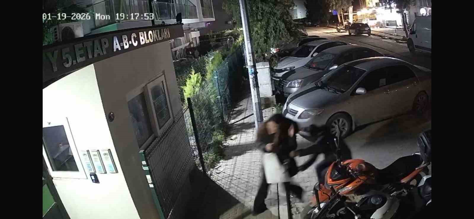 İzmir’deki korkunç cinayetin görgü tanığı konuştu: "Silah sesine koştuk, kanlar içinde bulduk" 6 izmirdeki korkunc cinayetin gorgu tanigi konustu silah sesine kostuk kanlar icinde bulduk 2 9rz6rLs7