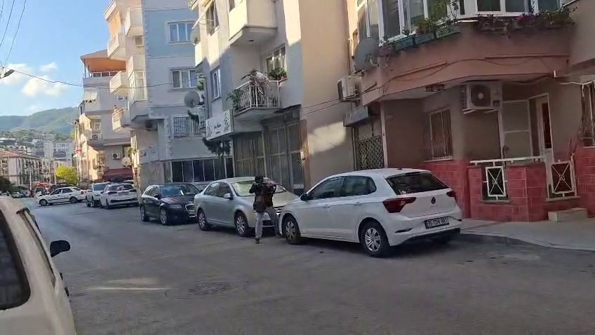 izmirdeki polis merkezi saldirisinda saniklar hakim karsisinda 0 dEiG9XQy