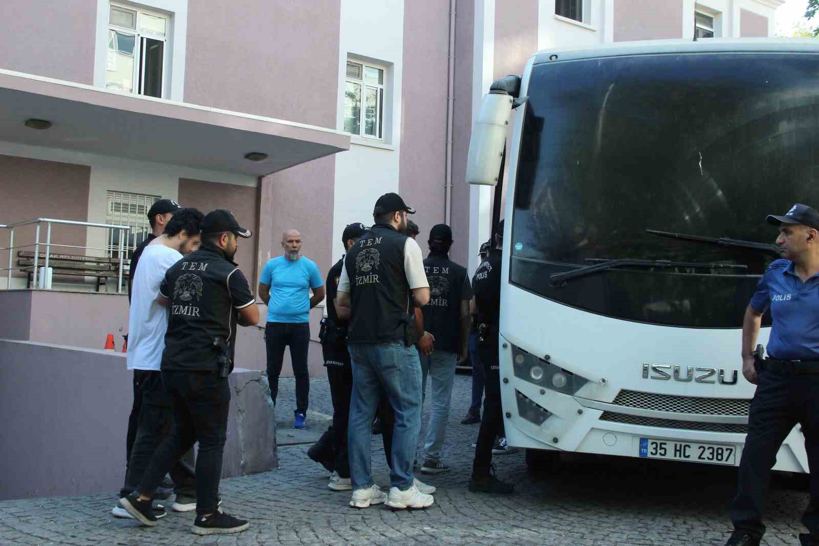 izmirdeki polis merkezi saldirisinda saniklar hakim karsisinda 2 Bb9lry3K