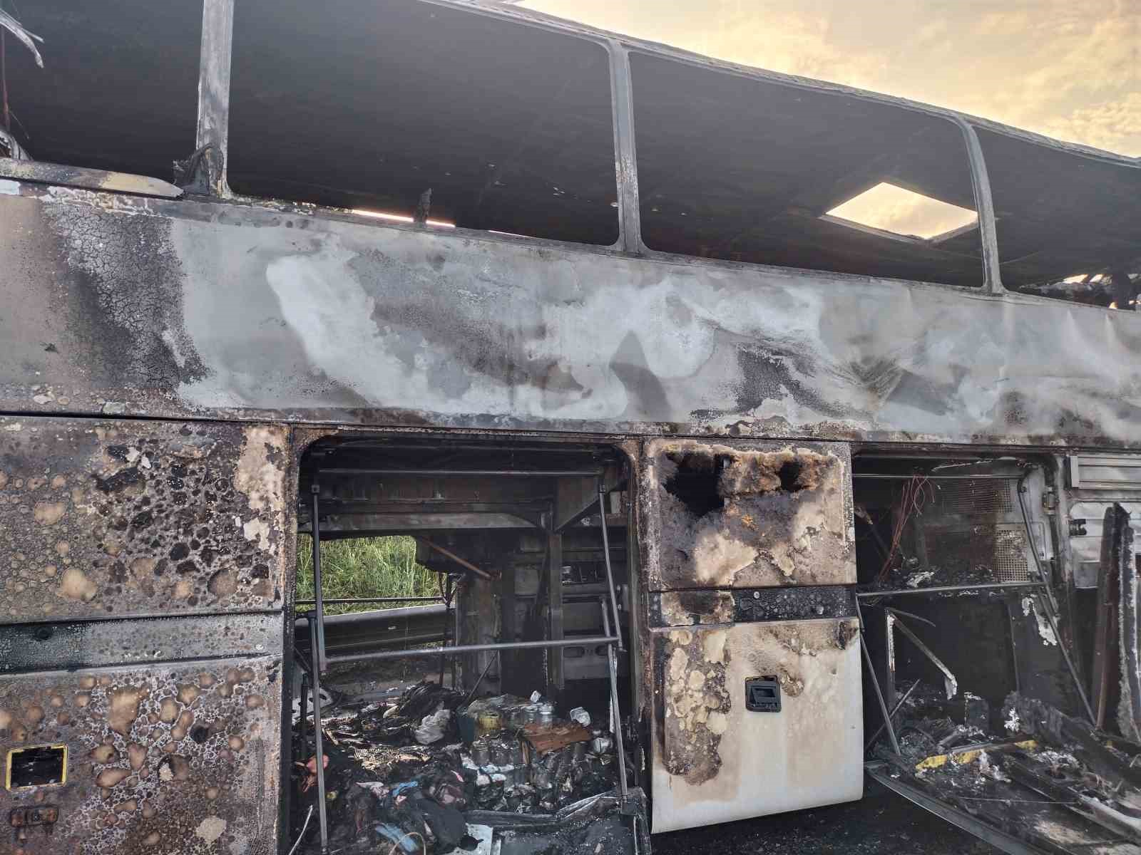 izmirden istanbula geziye gelen tur otobusu alev alev yandi 0 b3Uc3kKY