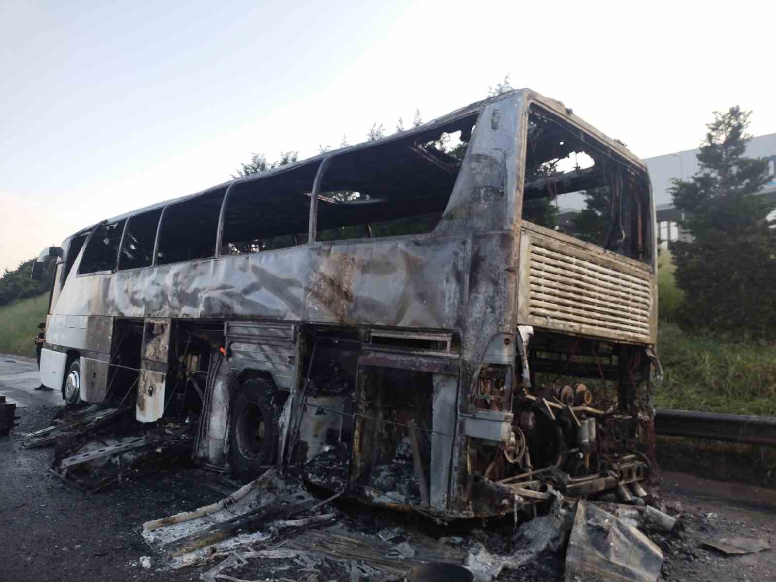izmirden istanbula geziye gelen tur otobusu alev alev yandi 1 1znsLPd7
