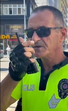 izmirin efsane trafik polisi emekli oldu son anonsunda elleri titredi 0 V4JlRSzi