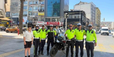 izmirin-efsane-trafik-polisi-emekli-oldu-son-anonsunda-elleri-titredi-4EgGIJxw.jpg