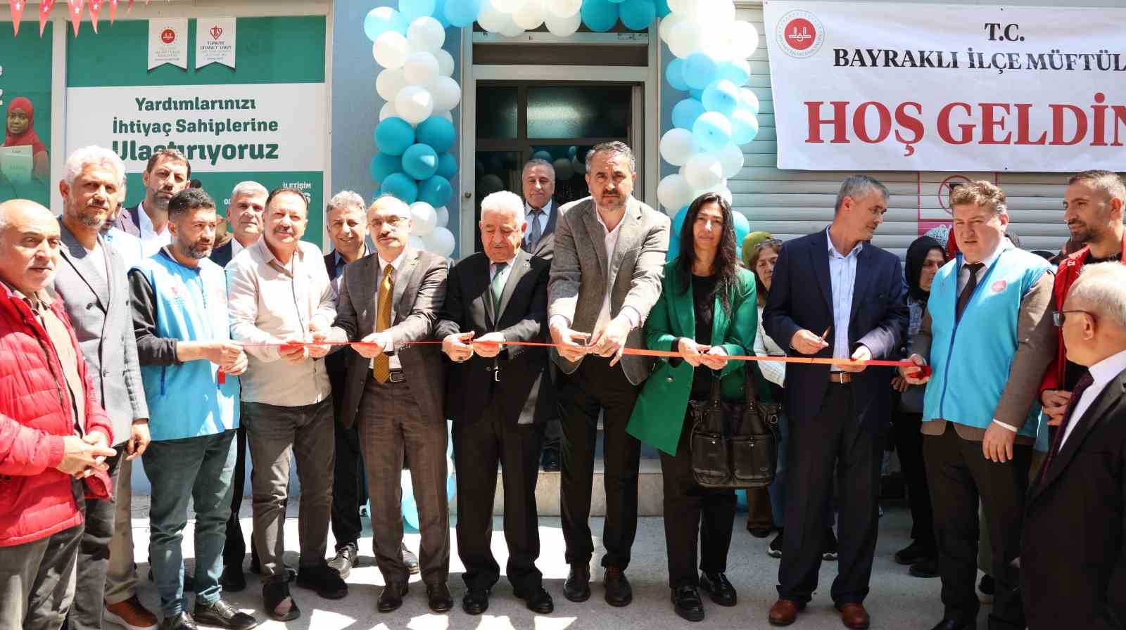 izmirin ilk iyilik carsisi bayraklida kapilarini acti 1 AtJqca8P