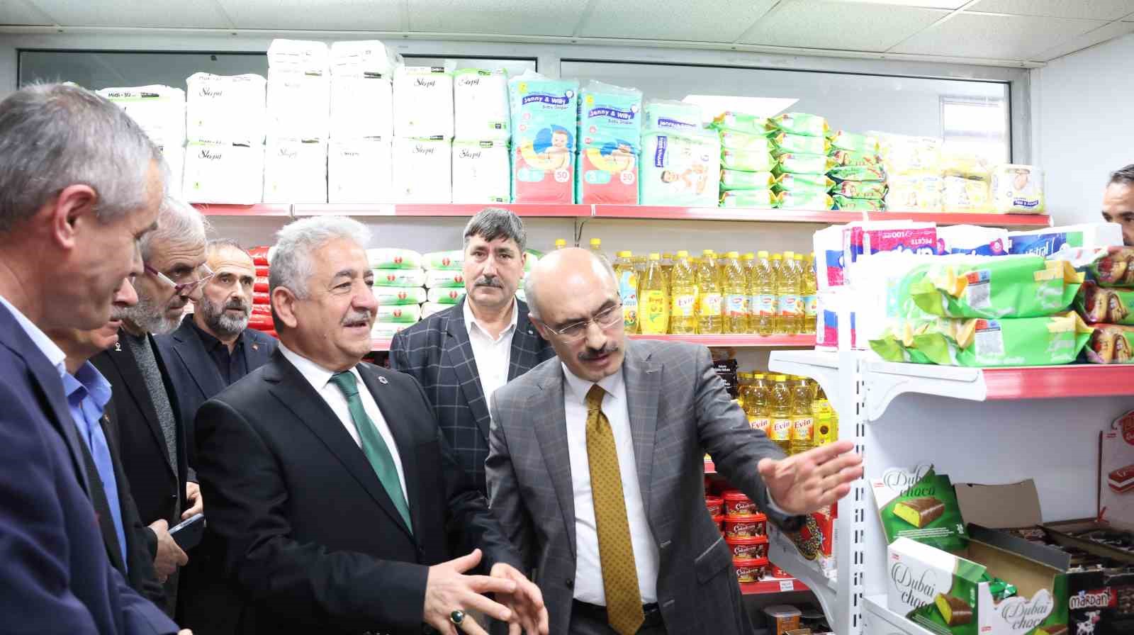 izmirin ilk iyilik carsisi bayraklida kapilarini acti 2 QUFDvuAi