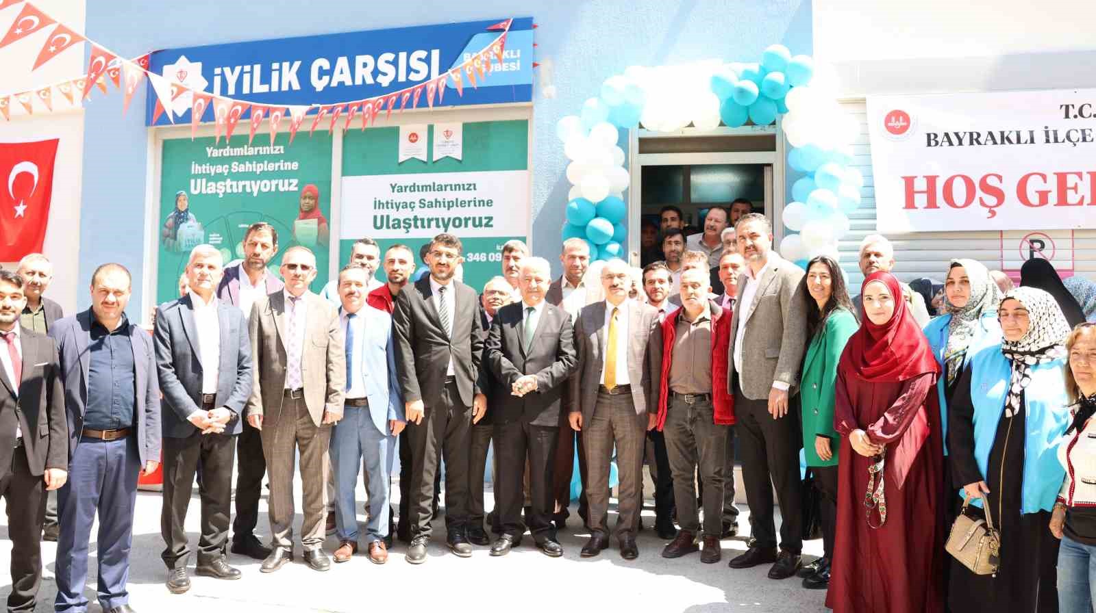 izmirin ilk iyilik carsisi bayraklida kapilarini acti 3 gq171ZPL