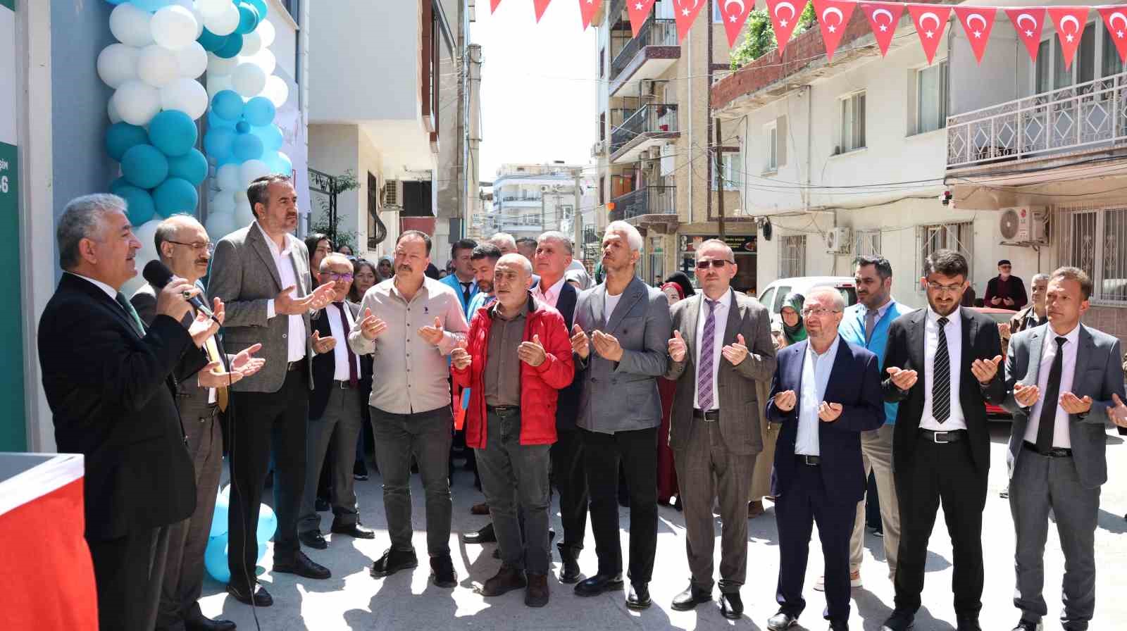 izmirin ilk iyilik carsisi bayraklida kapilarini acti 8 Ew4idusO