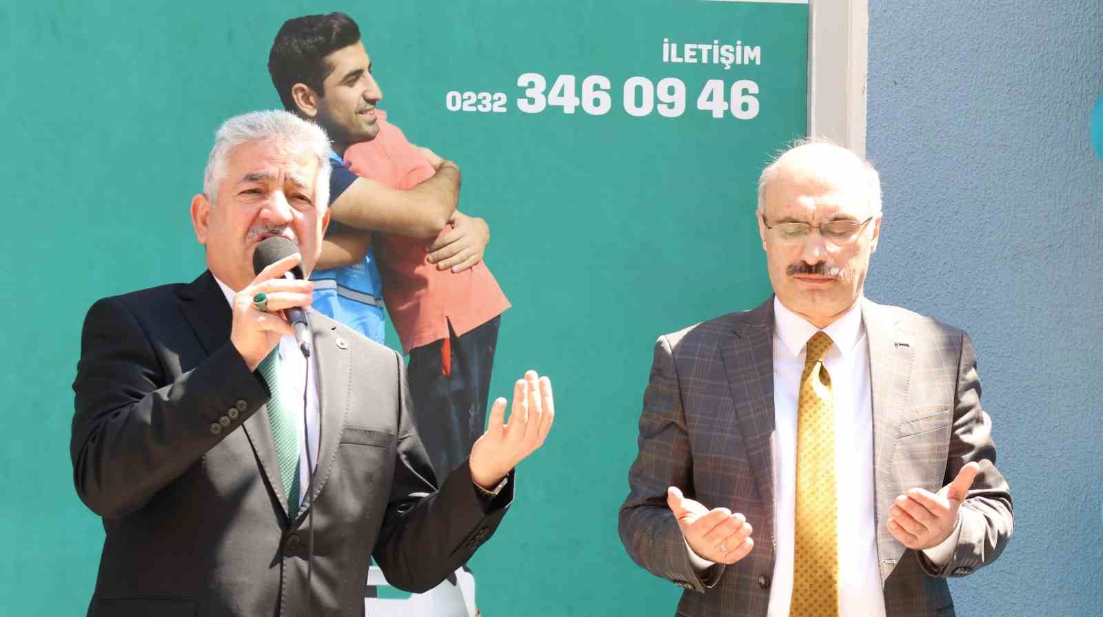 izmirin ilk iyilik carsisi bayraklida kapilarini acti 9 yqcRjbUX