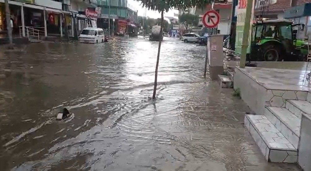 izmirin kuzey ilcelerinde kuvvetli saganak yagis 0 nrDKK541