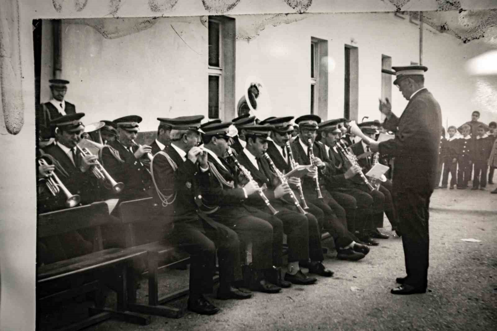 İzmir’in tarihine 83 yıldır "müzikle" tanıklık ediyorlar 4 izmirin tarihine 83 yildir muzikle taniklik ediyorlar 0 L4iBMhGw