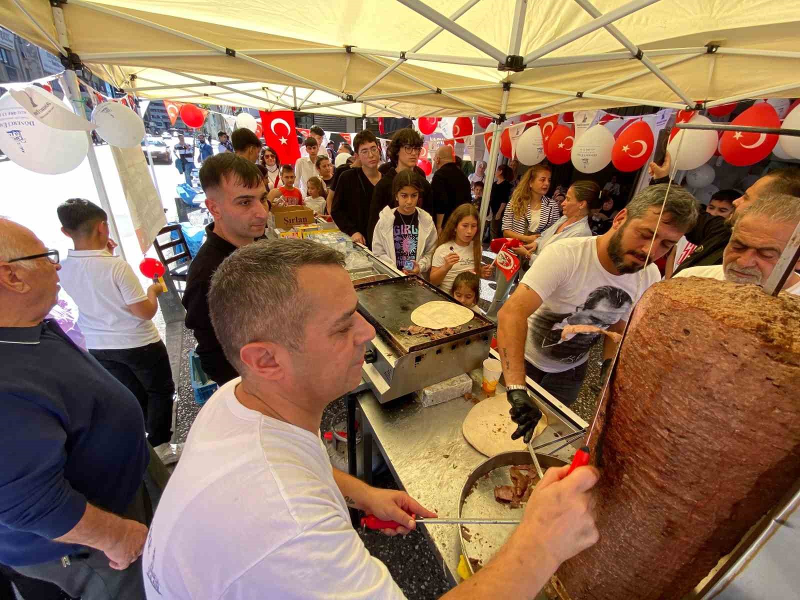 izmirli donerci gelenegi surdurdu 29 ekimde cocuklara ucretsiz doner ikrami 1 PYjIWI6l