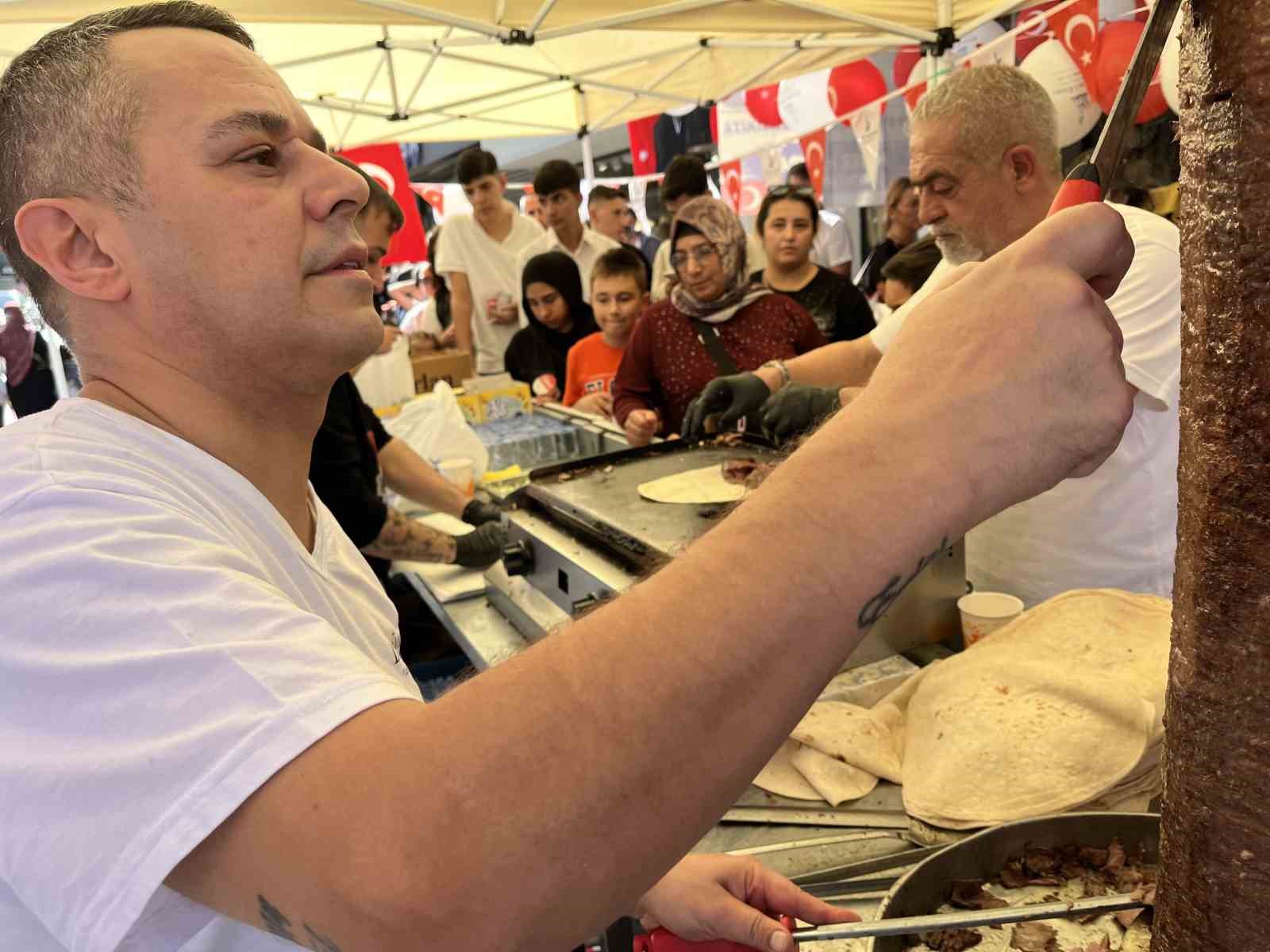izmirli donerci gelenegi surdurdu 29 ekimde cocuklara ucretsiz doner ikrami 2 yQ5CUsL5