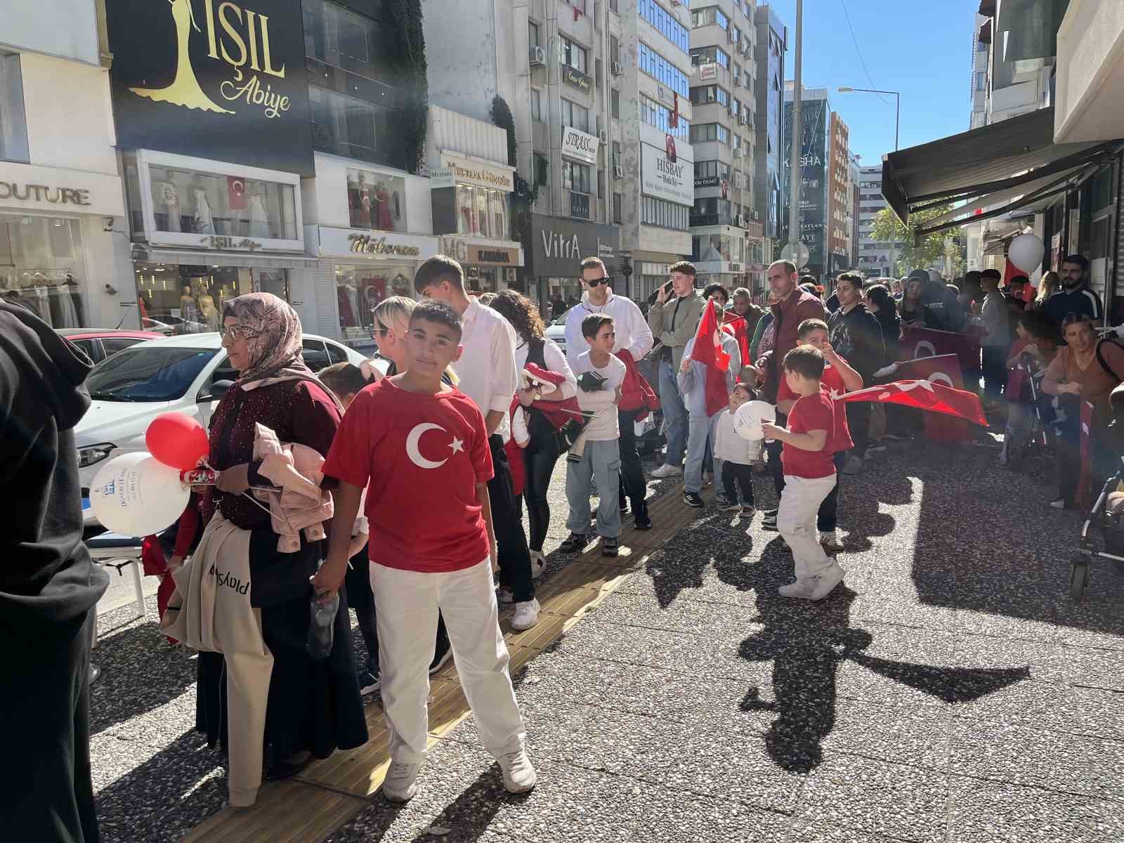 izmirli donerci gelenegi surdurdu 29 ekimde cocuklara ucretsiz doner ikrami 4 caAIznne