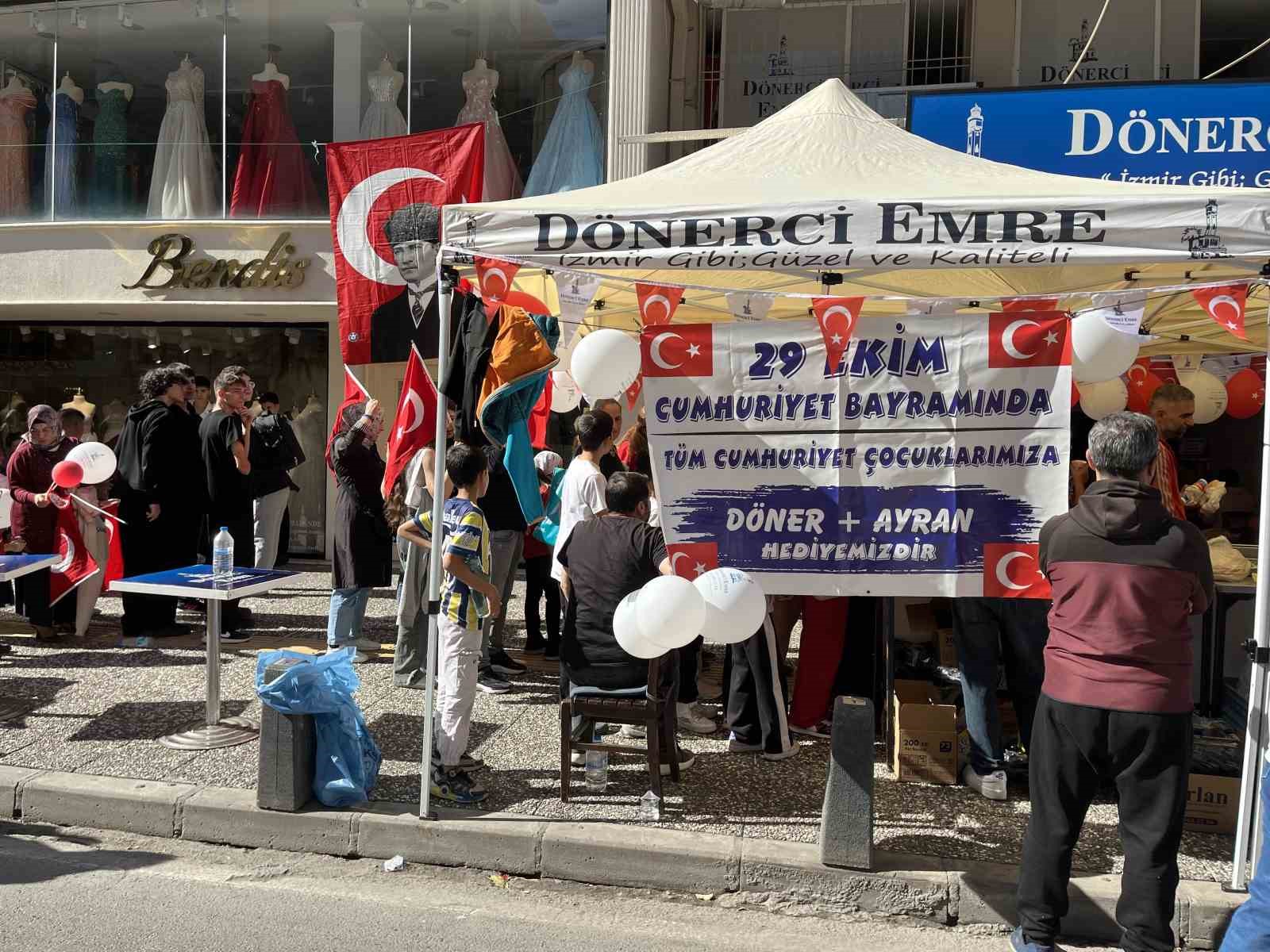 izmirli donerci gelenegi surdurdu 29 ekimde cocuklara ucretsiz doner ikrami 6 tCfFQ2S9