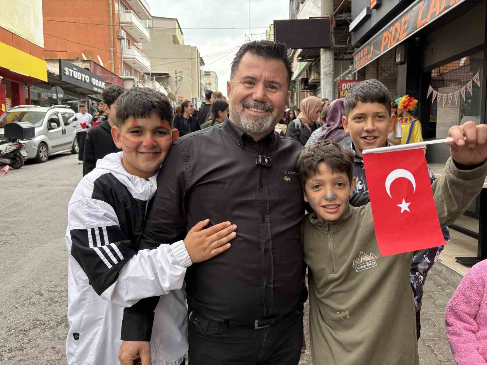 izmirli isletmeciden 23 nisanda binlerce cocuga pide ve bayrak 0 dfG7wO15