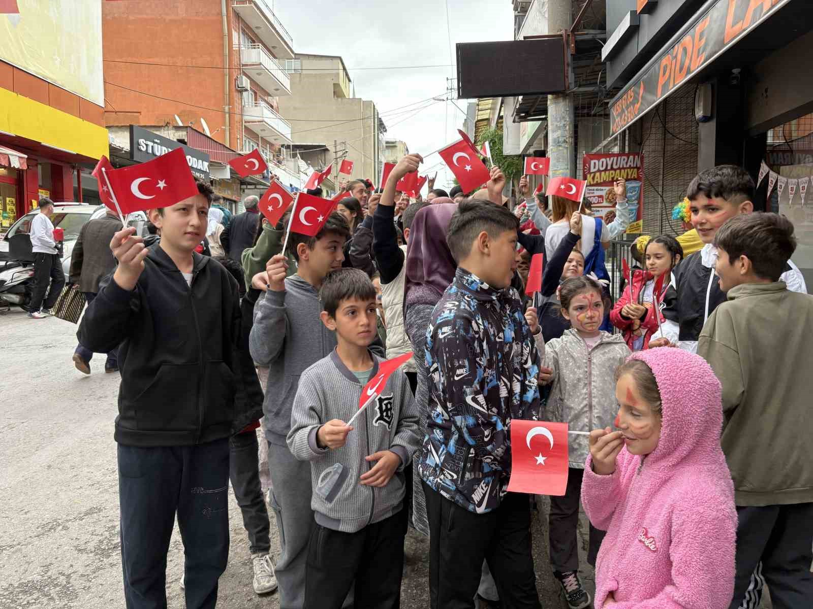 izmirli isletmeciden 23 nisanda binlerce cocuga pide ve bayrak 1 flRAI9Zd